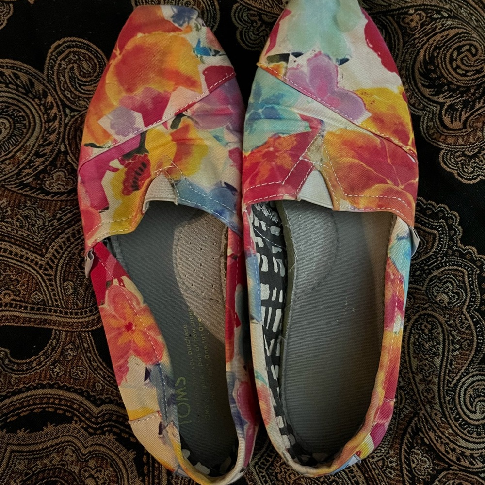Womens Tom’s size 6.5 floral